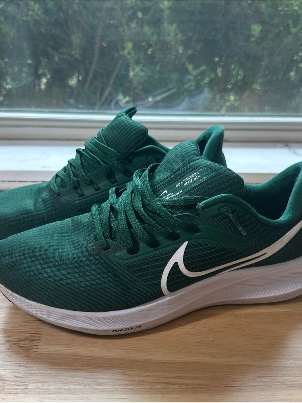 Nike Men's 11 Green Athletic Running Shoes  White Swoosh air zoom Pegasus 39